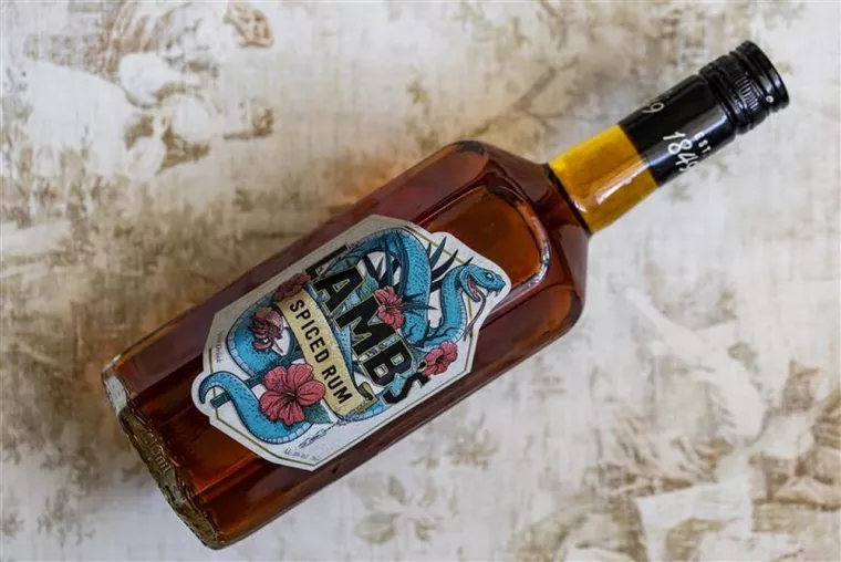 Sérigraphie pour une bouteille de spiritueux sur le thème du luxe, Angoulême, ABAR